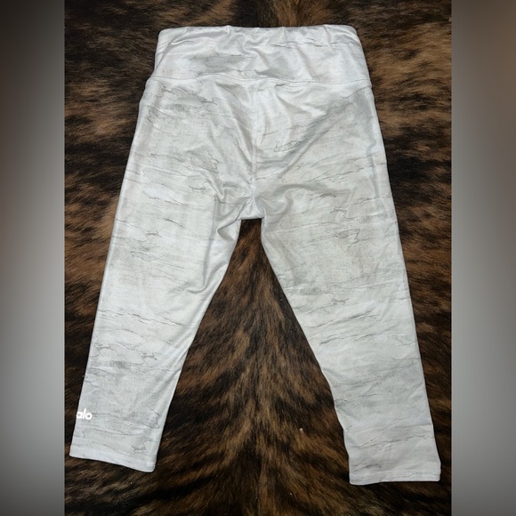 ALO Yoga Sequoia Capri Leggings Size Small - Picture 3 of 5